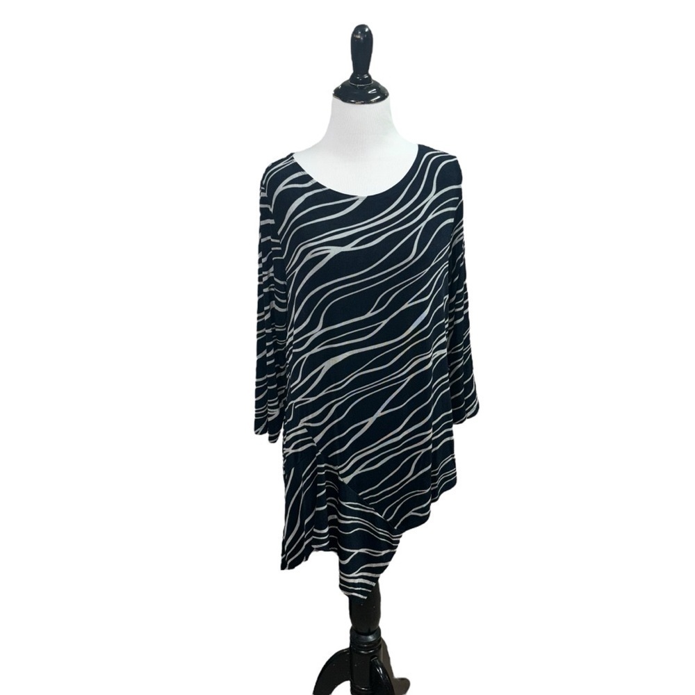 Chico's Travelers Size 1 / S Small Knit Top Asymmetrical Hemline Wave Pattern